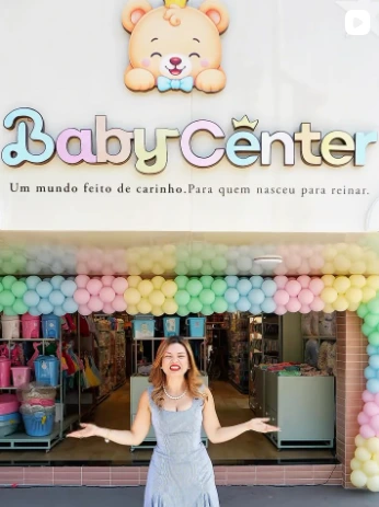 Entrada da loja Baby Center decorada com balões em tons pastel